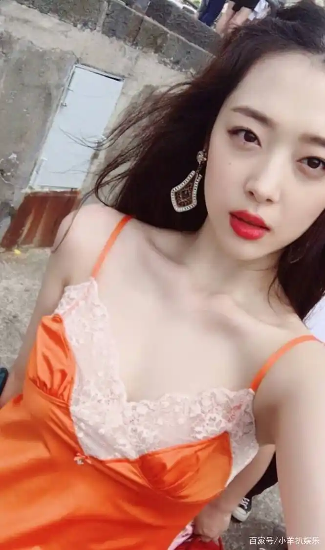 崔雪莉发布粉色新发型引人注意,恋爱后放飞自我,照片尺度大