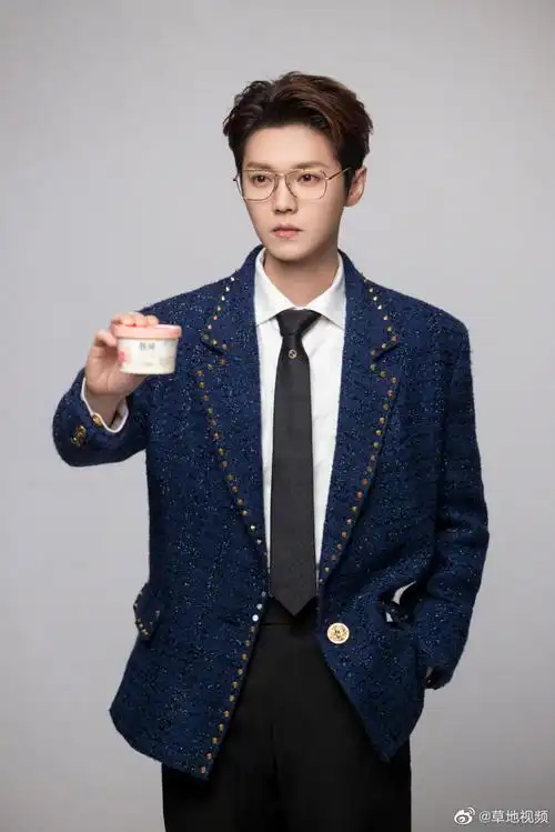 鹿晗蓝色小香风西装眼镜造型