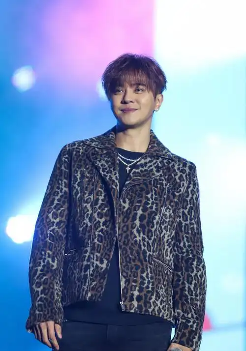 罗志祥帅气现身贵州杜鹃花·风车音乐节|音乐节|贵州|杜鹃花_新浪新闻