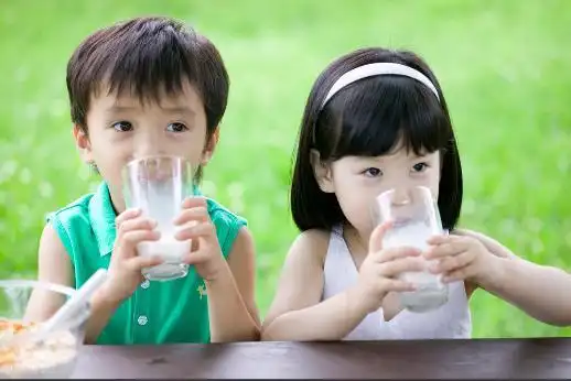 学生长期喝牛奶不见长高还会导致身体停止发育家长要注意