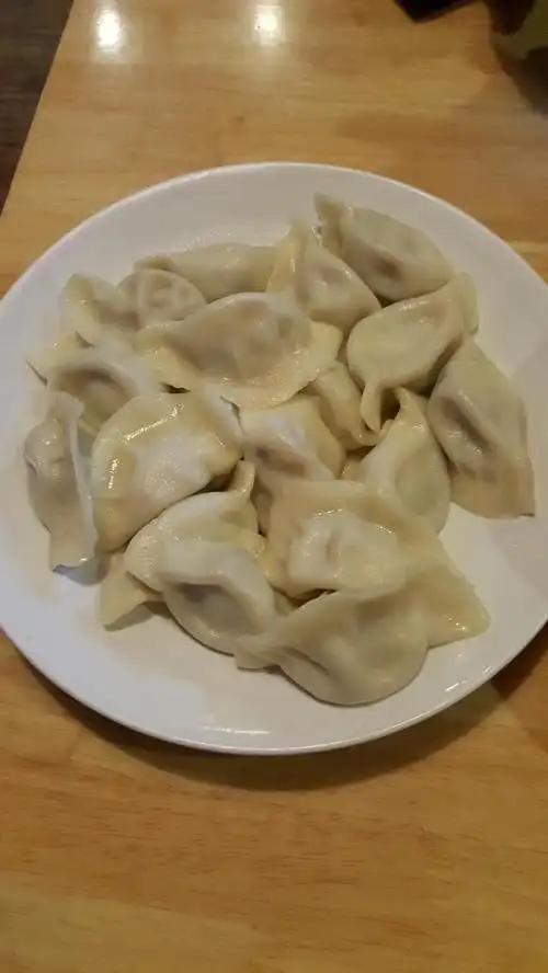 在客人眼皮子下现包的手工饺子.