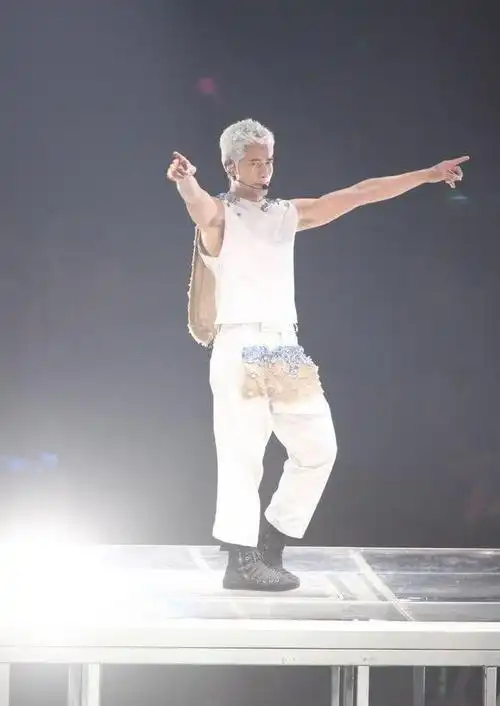 理应要很不喜欢白头发,可是满头白发的刘德华看上去不仅不老,还显得