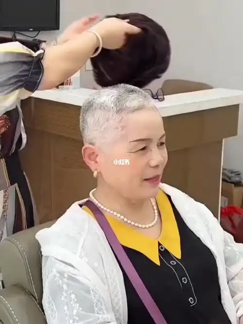 满头白发的姐姐改变发型好看显年轻气质款发