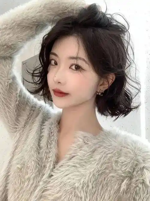 还有这种齐脖长度的木马卷短发,也不妨试试看,前面