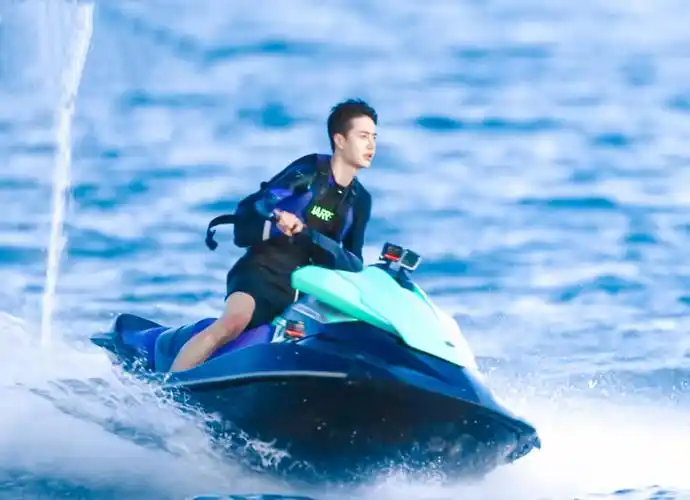 王一博的新综艺《夏日冲浪店》