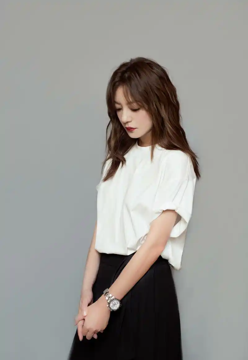 43岁赵薇太会穿了!碎花裙,小西装,减龄又时尚,真的好美!