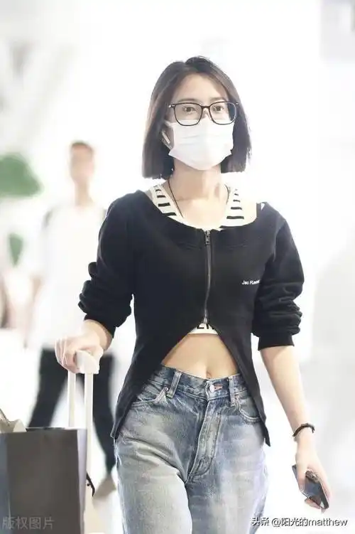 陈钰琪身穿黑色镂空外套搭配牛仔裤现身成都机场_休闲_时尚