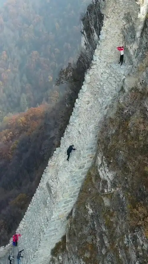 鹰飞倒仰段是箭扣长城最为险峻的地方,近80度的陡坡一般恐高和胆小的