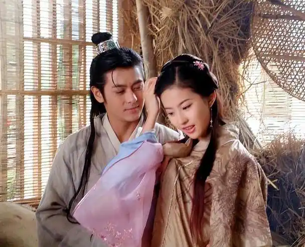 新版《天龙八部》中,王语嫣为何放弃段誉最后和慕容复在一起了?