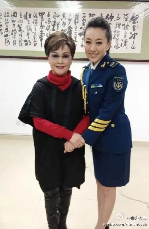 曲丹参加李谷一音乐会 演唱《蓝天行》受追捧