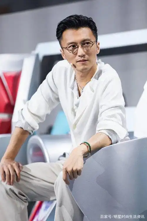 谢霆锋出席综艺,身穿黑色衬衫而且还梳了个背头,很酷又很帅!