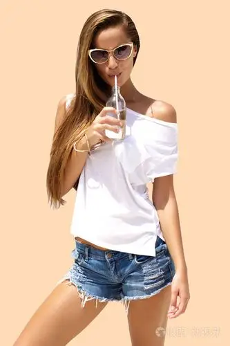 穿着时尚的时尚女人看喝苏打饮料和姿势上颜色背景