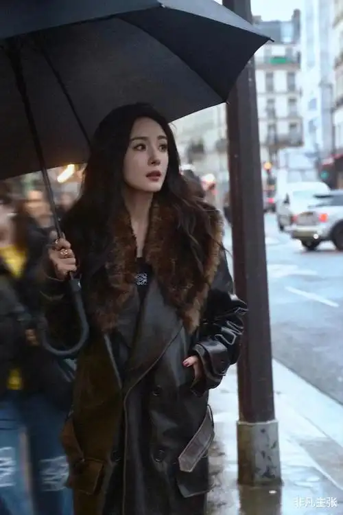 杨幂穿毛领皮衣贵气十足宛如霸道女总裁