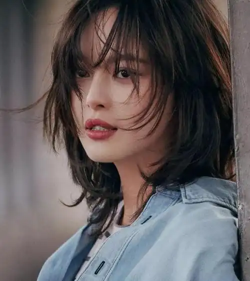 更应该注重发型的选择,好看的发型可以极大的提升自己的气质,甚至让