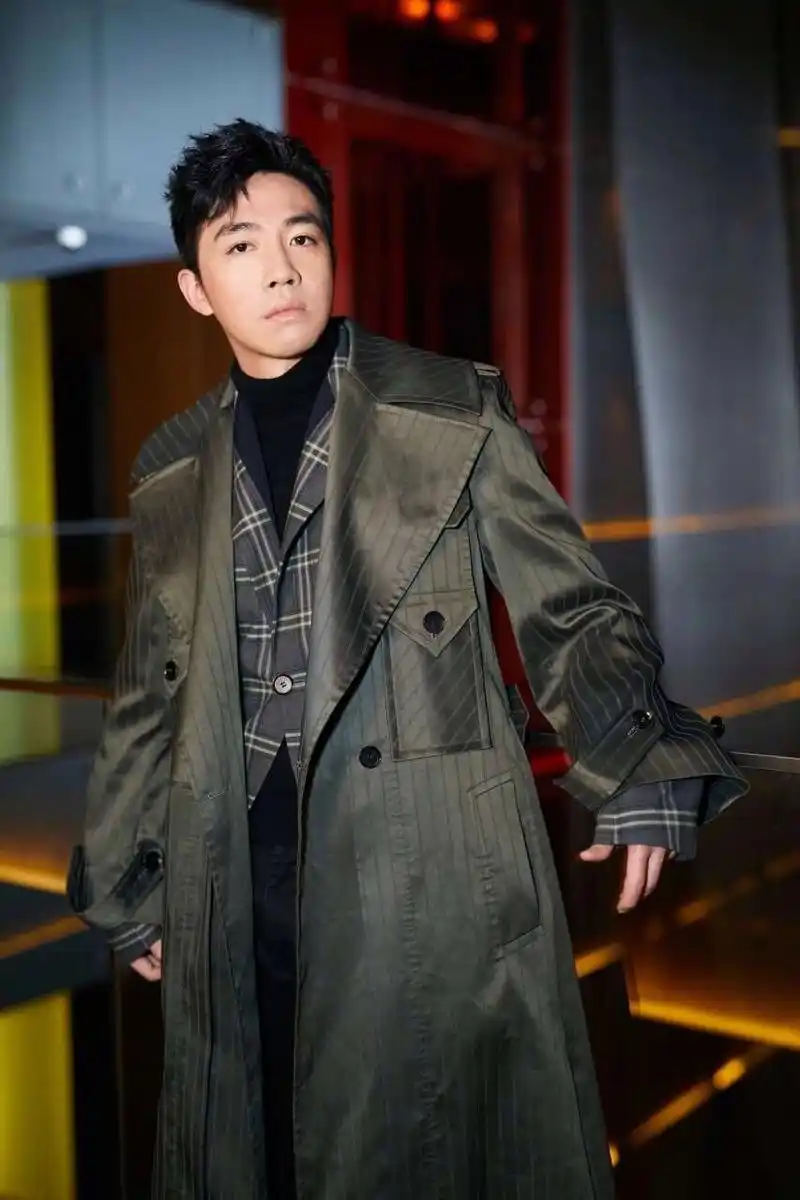 俞灏明:从烧伤的低谷到颜值的巅峰 在华语娱乐圈中,俞灏明是一个令人