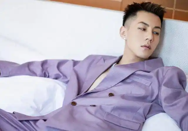 卡斯柏穿西装还得晒腹肌!