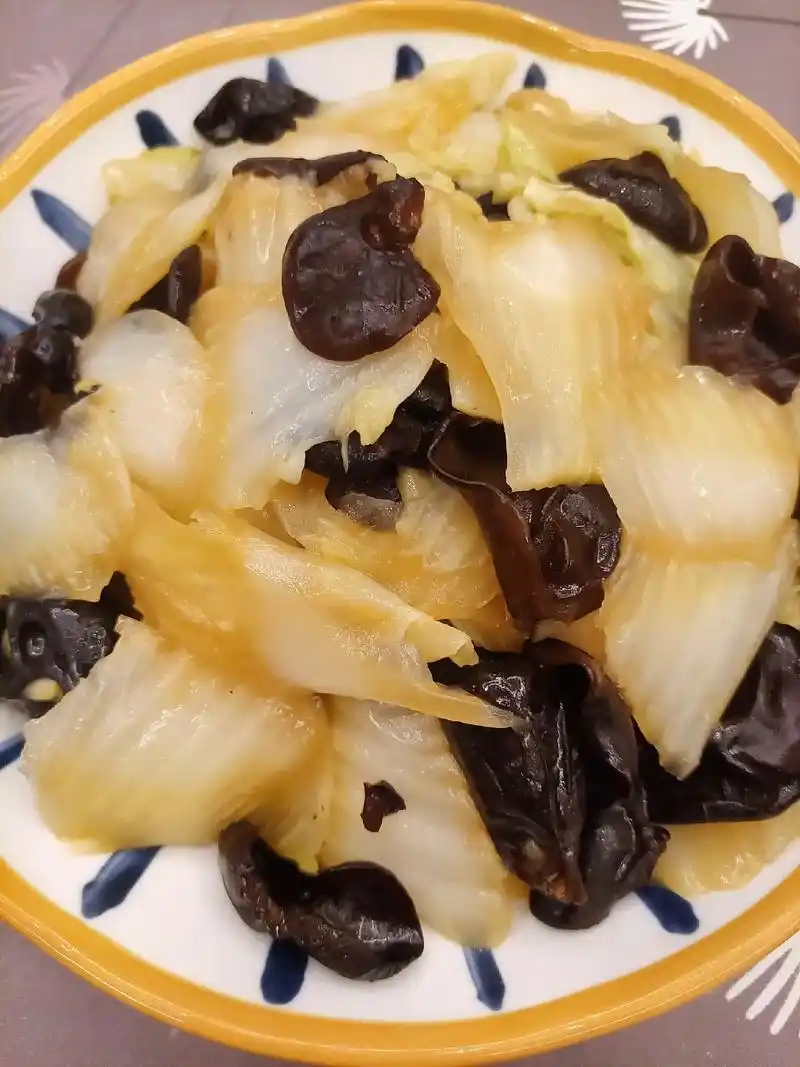 白菜炒木耳(黑白菜)白菜帮和白菜叶要分开切,焯水的时候先放白 - 抖音