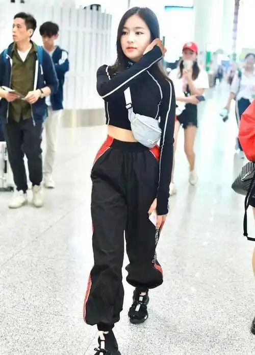 李兰迪瘦了真惊艳,黑色短上衣配运动裤,邻家酷女孩风真时尚_张子枫