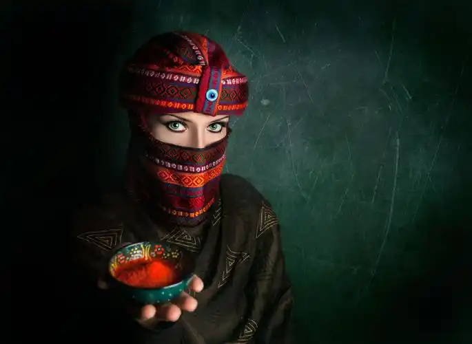 捧着调料的蒙面美女