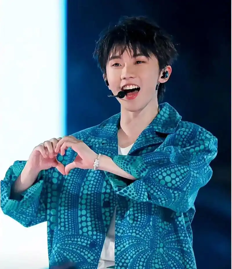 马嘉祺照片 97快来欣赏一下这位人气偶像马嘉祺的迷人照片吧!