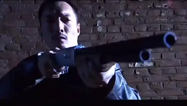 刘华强弟弟被砍,他带手下把吴天给杀了,杀气十足