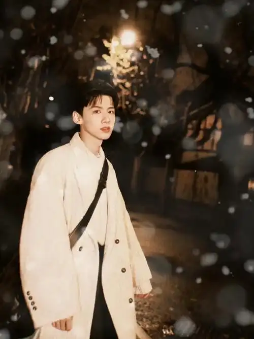 白敬亭这拍的是啥呀#  粉丝问:这拍呢是啥呀 白敬亭难哄吗  回杆档