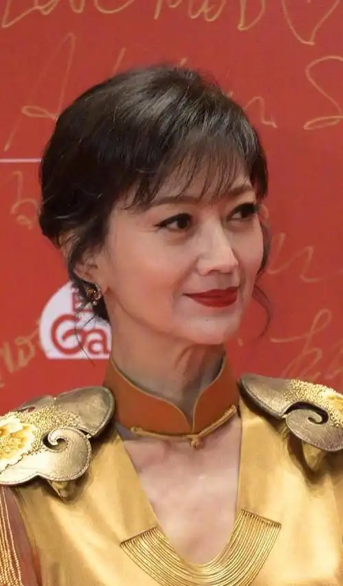 70岁了还能保持这个状态,赵雅芝才是"岁月不败"的美人|妆容|红唇|发型