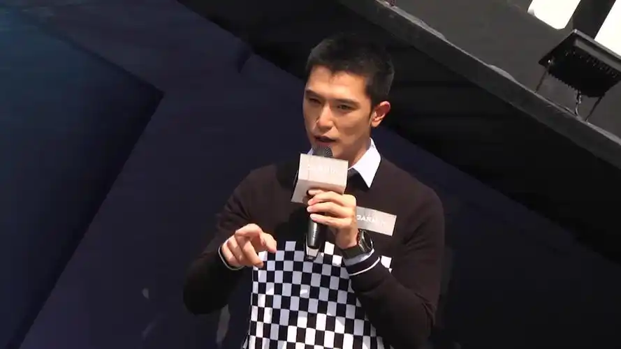 邱泽出席代言活动寸头帅气 遇到地震竟然毫无感觉