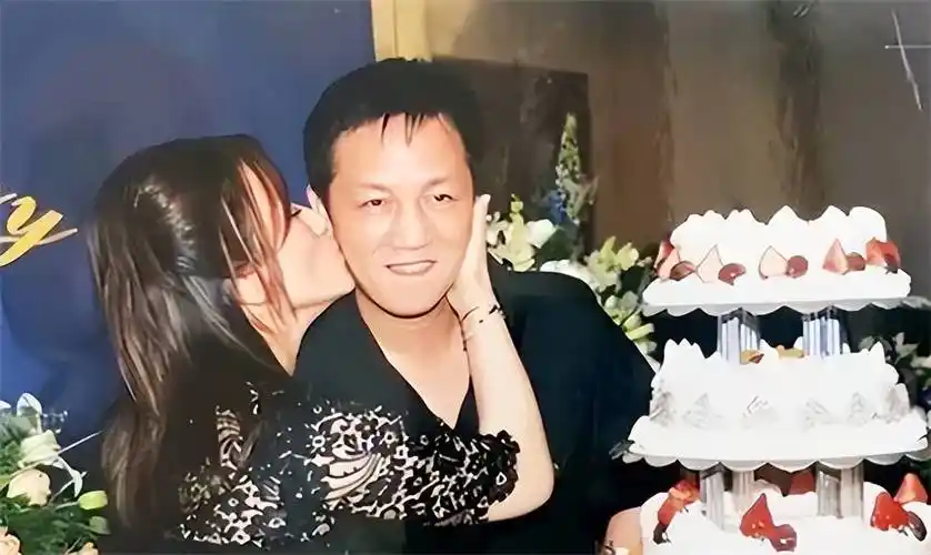 上海前首富周正毅入狱后嫌太热给牢房装空调服刑期间净赚30亿