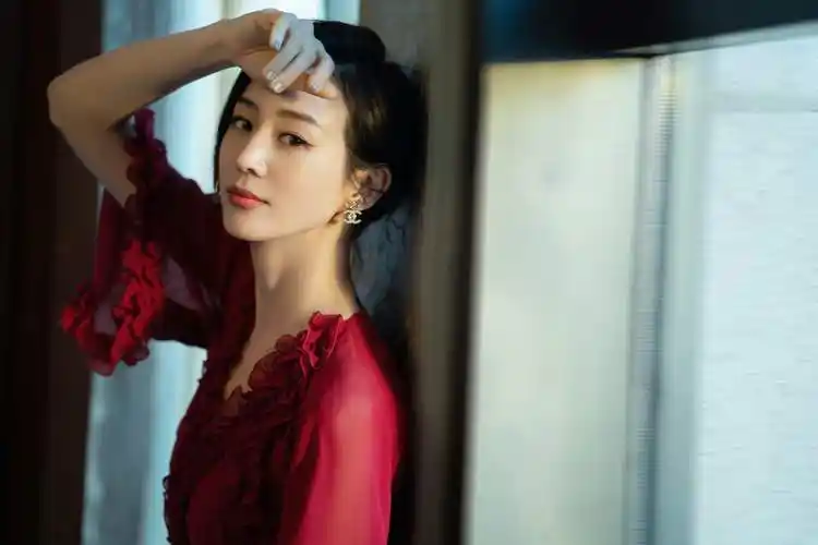 张钧甯玫瑰红裙梦回唐探ivy 光影之间展现优雅气质