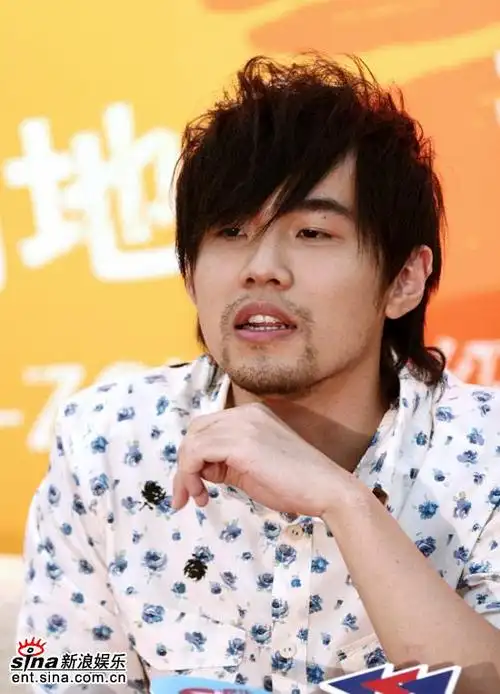 图文:周杰伦做客聊代言动感地带--成熟周杰伦