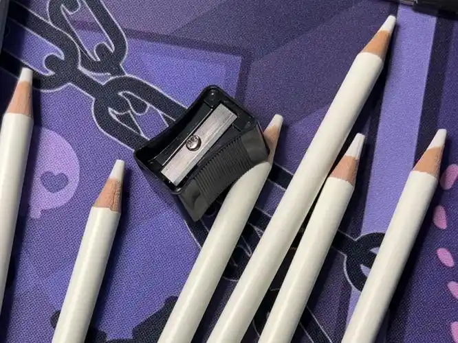 这就是我视频里经常出现的橡皮笔,教大家一个它的实用小技巧,我也是