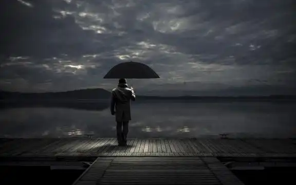 男人孤单的身影图片