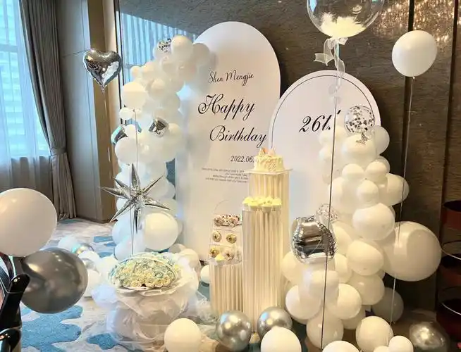 简约而不简单白色系气球生日布置