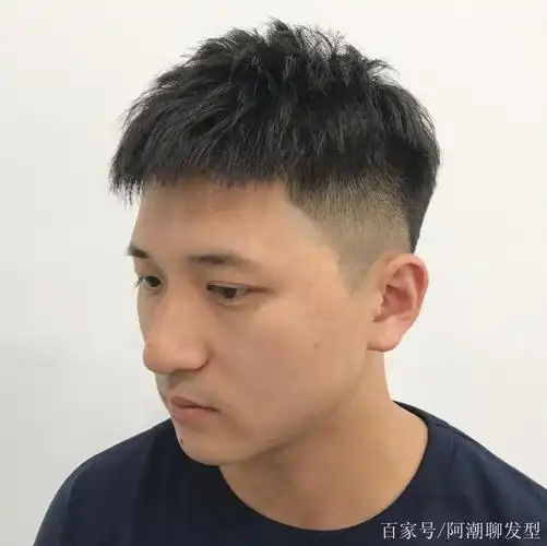 的男生,侧分短发透着一些成熟的味道,额头无刘海的设计露出精致的五官