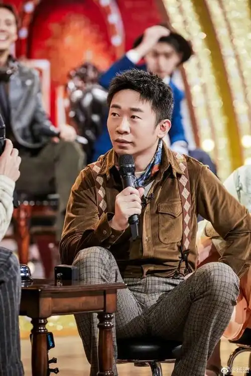 杨迪高铁站被问是不是学生口罩眼镜一戴很像36岁的确像18岁