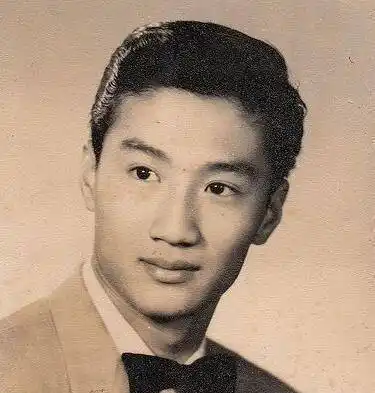 那些年纪越大越"丑"的男星,看到他们年轻的照片:岁月饶过谁?