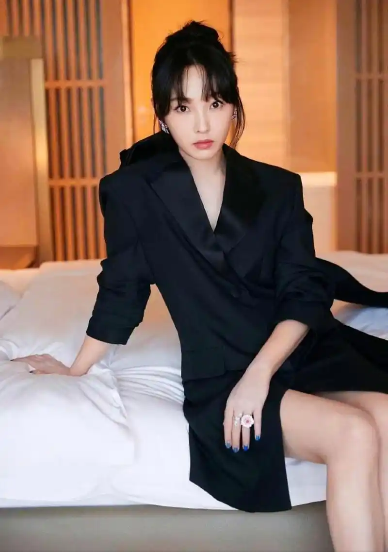 白百合,本来前途一片光明的"一指禅"事件,对她影响真的挺大的,至今