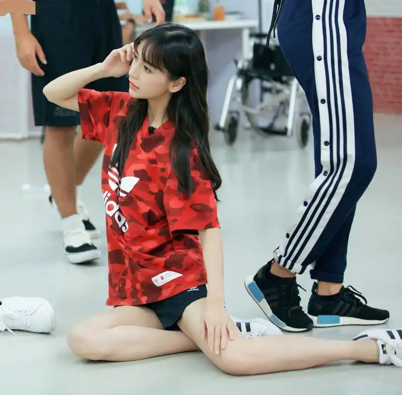 杨颖黑色短裤参加节目,当年还比较清纯#娱乐最前沿