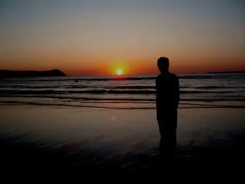 求一张qq男生头像在海边