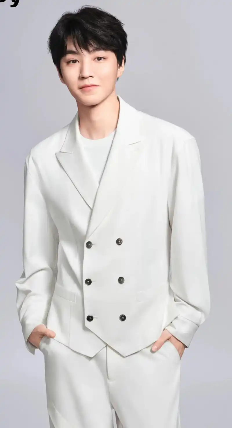 王俊凯 #西装杀 #一眼沦陷 #硬照 每一张都是很心动 - 抖音