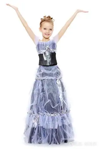 漂亮的小女孩在穿公主裙