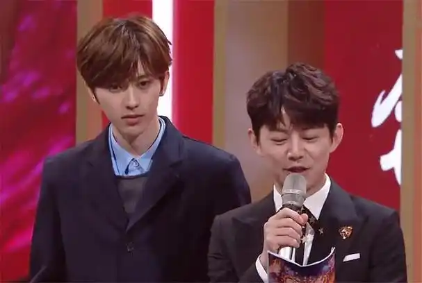 「创作开运礼」王一博蔡徐坤同框送祝福,跨界表演忙不停