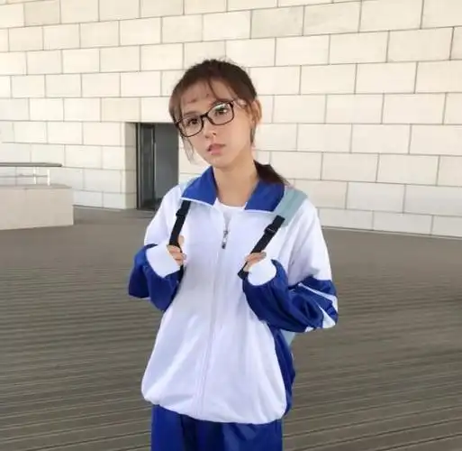 4月24日,王思聪的前女友张予曦晒出扎马尾,戴眼镜,穿校服读书的照