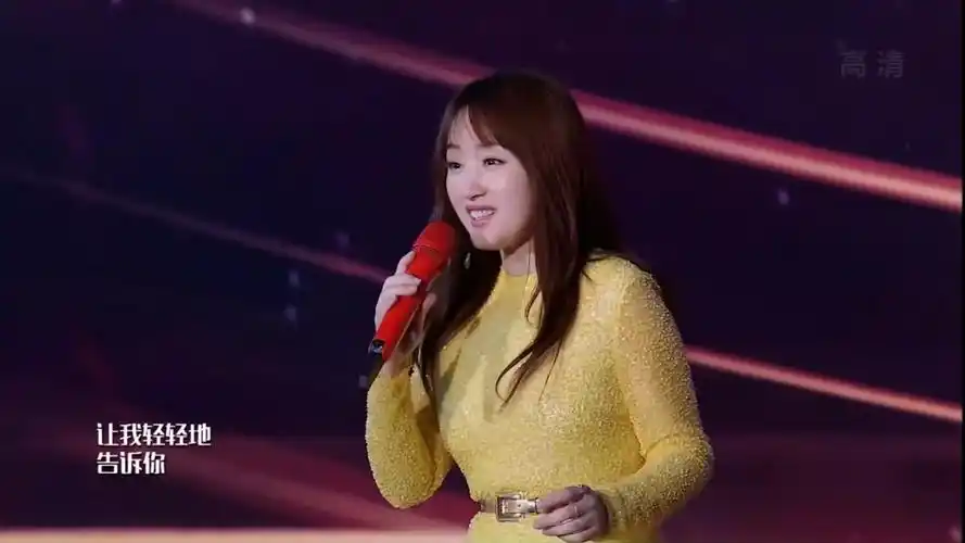 杨钰莹演唱《轻轻地告诉你》,经典歌曲,引全场大合唱