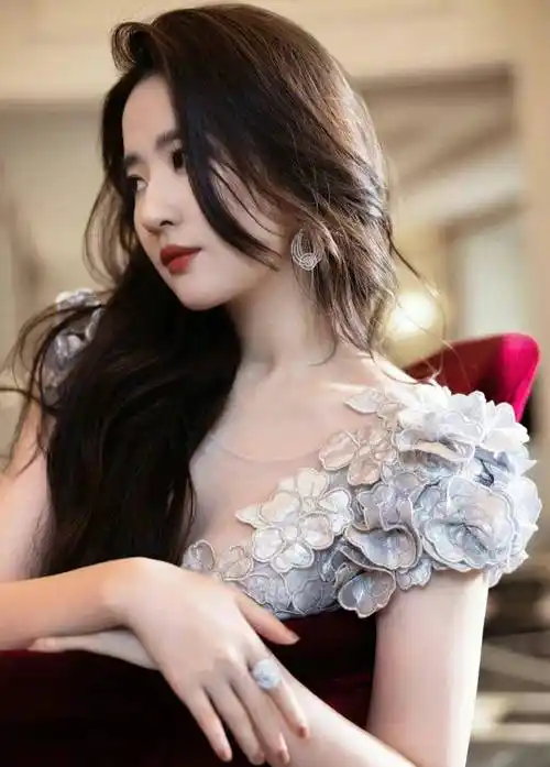 明星写真:刘亦菲绝美深v花瓣礼服长裙时尚照,雍容华贵气质优雅