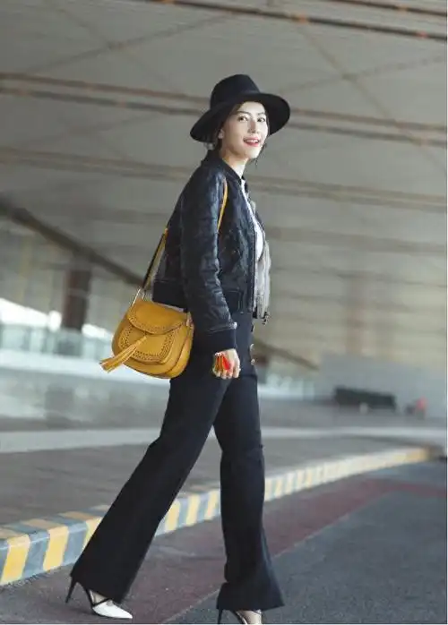 高圆圆终于换风格一身黑造型搭配棕色挎包走机场照样穿时髦爆