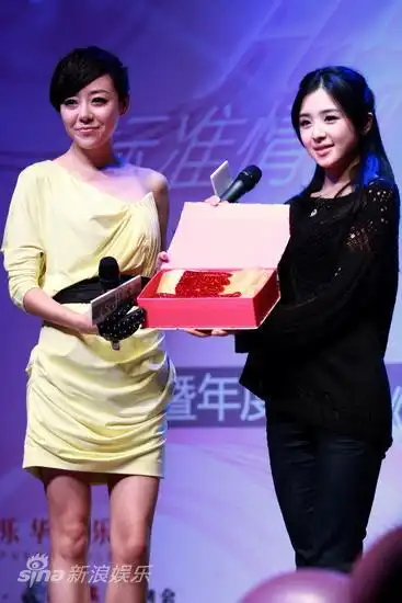 图文:安又琪签新东家-张含韵赠送礼物