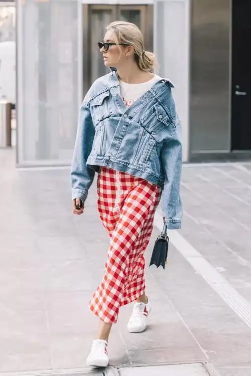 外套里面别穿打底衫了,2021春天流行这么穿!