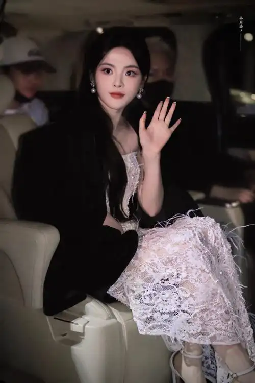 #杨超越钉珠蕾丝裙##杨超越上海时装周#